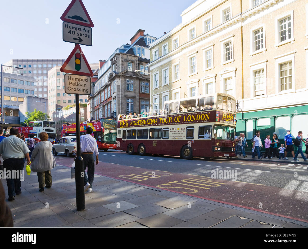 Ein Blick auf Verkehr, London Sightseeing Tourbusse und Touristen. Tooley Street, London. VEREINIGTES KÖNIGREICH. Stockfoto