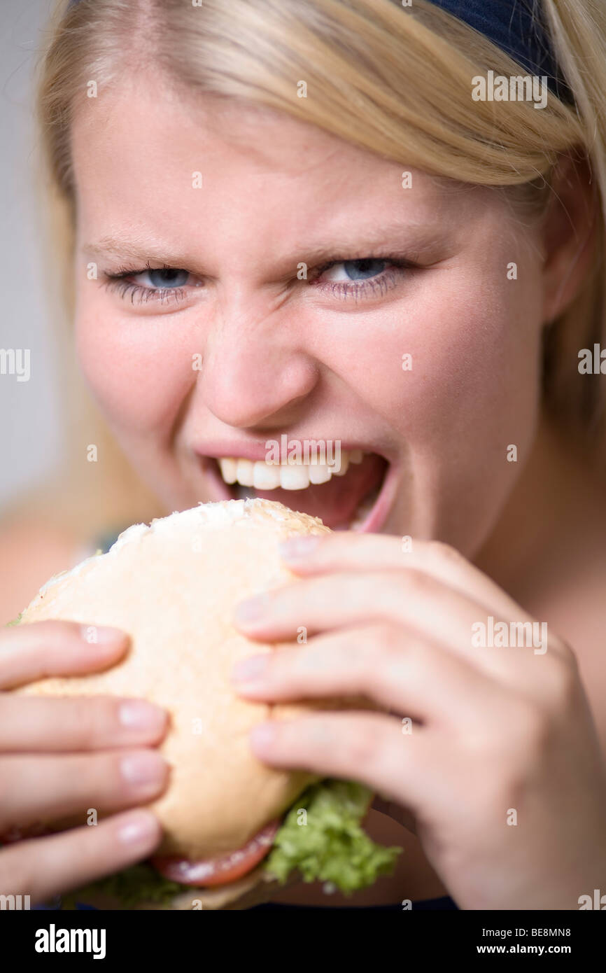 Junge fette Frau ist Fast-Food-Hamburger Essen. Stockfoto