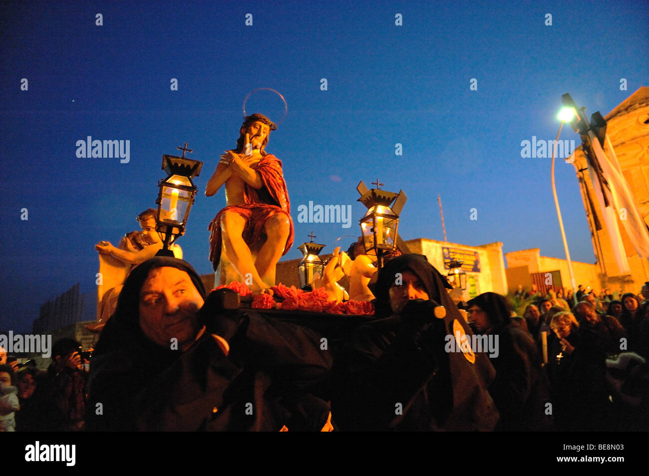 Die Leute von Sessa Aurunca, Kampanien, Süditalien, marschieren durch die Straßen während des Osterwochenendes 2009. Stockfoto