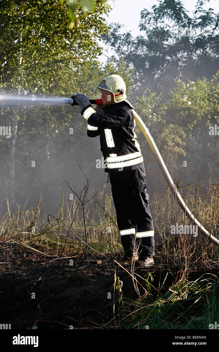Feuerwehrmann Löschen eines Brandes Stockfoto