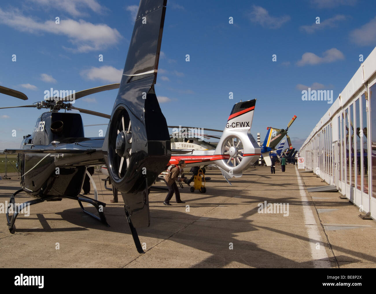 Eurocopter EC120 B Colibri und EC130 B4 Ecureuil Hubschrauber auf Helitech Messe zeigen Duxford Flugplatz Englnd Vereinigtes Königreich UK Stockfoto