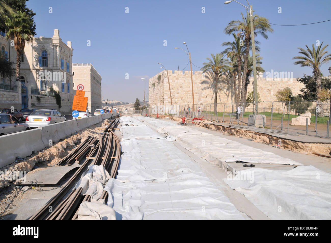 Israel, Jerusalem, Bau in Yafo Straße an die Gleise für die neue schnelle Nahverkehrssystem September 2009 lag Stockfoto