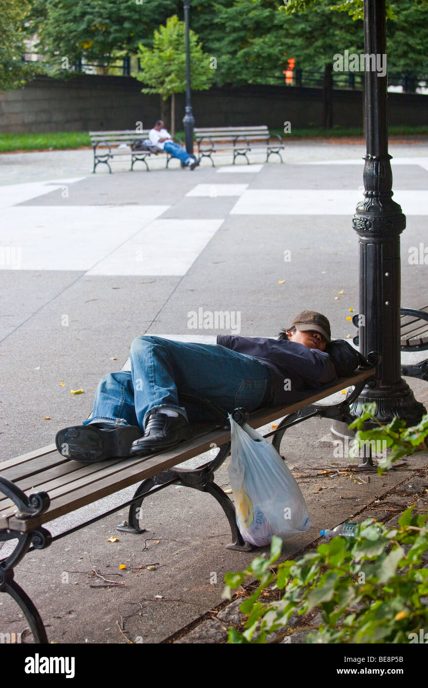 Obdachlose Jugendliche schlafen auf einer Parkbank in Brooklyn New York Stockfoto