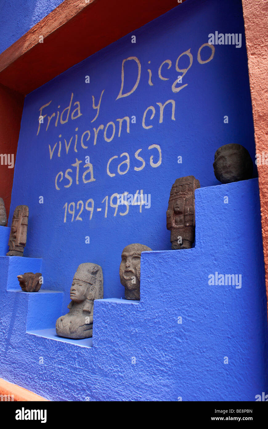 Melden Sie im Museo Frida Kahlo, auch bekannt als die Casa Azul, oder im blauen Haus, Coyoacán, Mexiko-Stadt Stockfoto