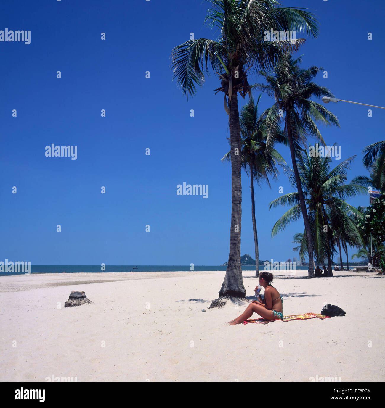 Hua Hin, Thailand. Nur Frau tropischer Strand genießt die Einsamkeit eines wunderschönen tropischen Strandes mit tiefblauem Sommerhimmel und Palmen. Lage Hua Stockfoto