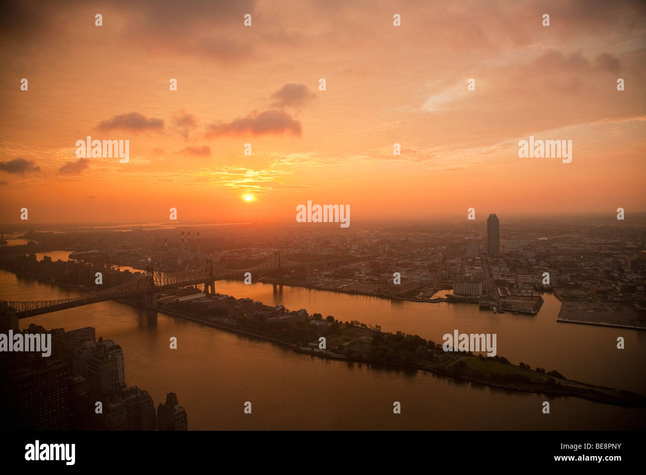 Mid Town Manhattan mit East River Stockfoto