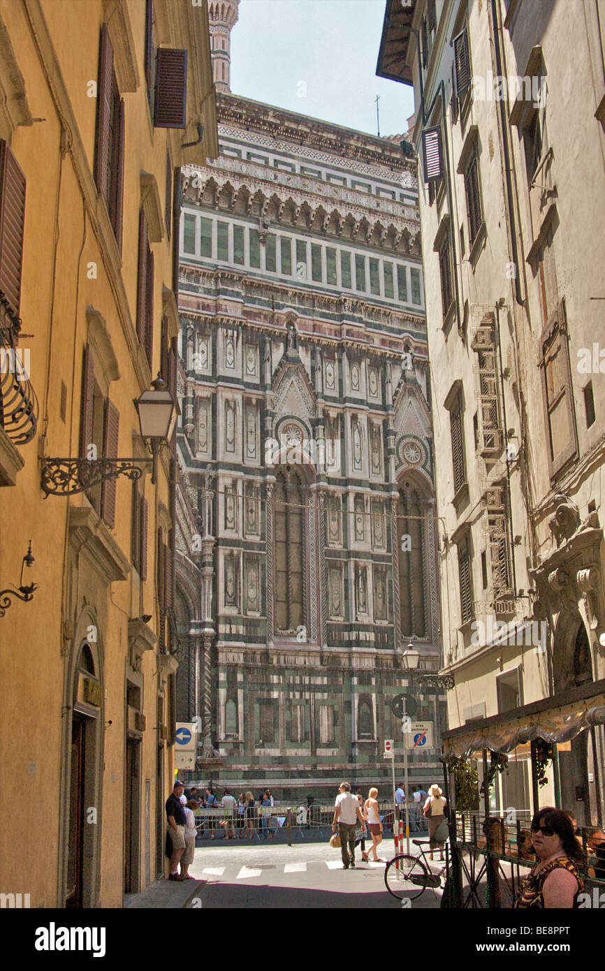 Die Basilica di Santa Maria del Fiore am Ende einer Straße von Florenz. Stockfoto