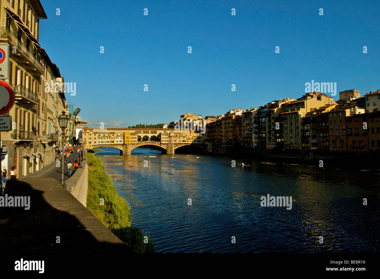 Der Fluss Arno auf der Ponte Vecchio. Stockfoto