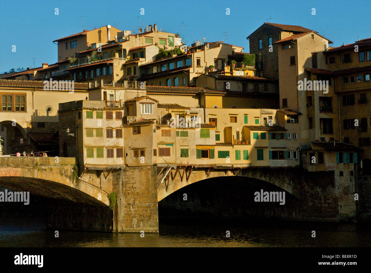 Der Ponte Vecchio über den Arno. Stockfoto