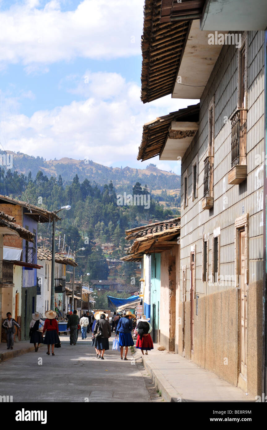 CAJABAMBA PERU - SEPTEMBER 6: typische Stree in nördlichen Anden von Peru, Peru am 6. September 2009 Stockfoto