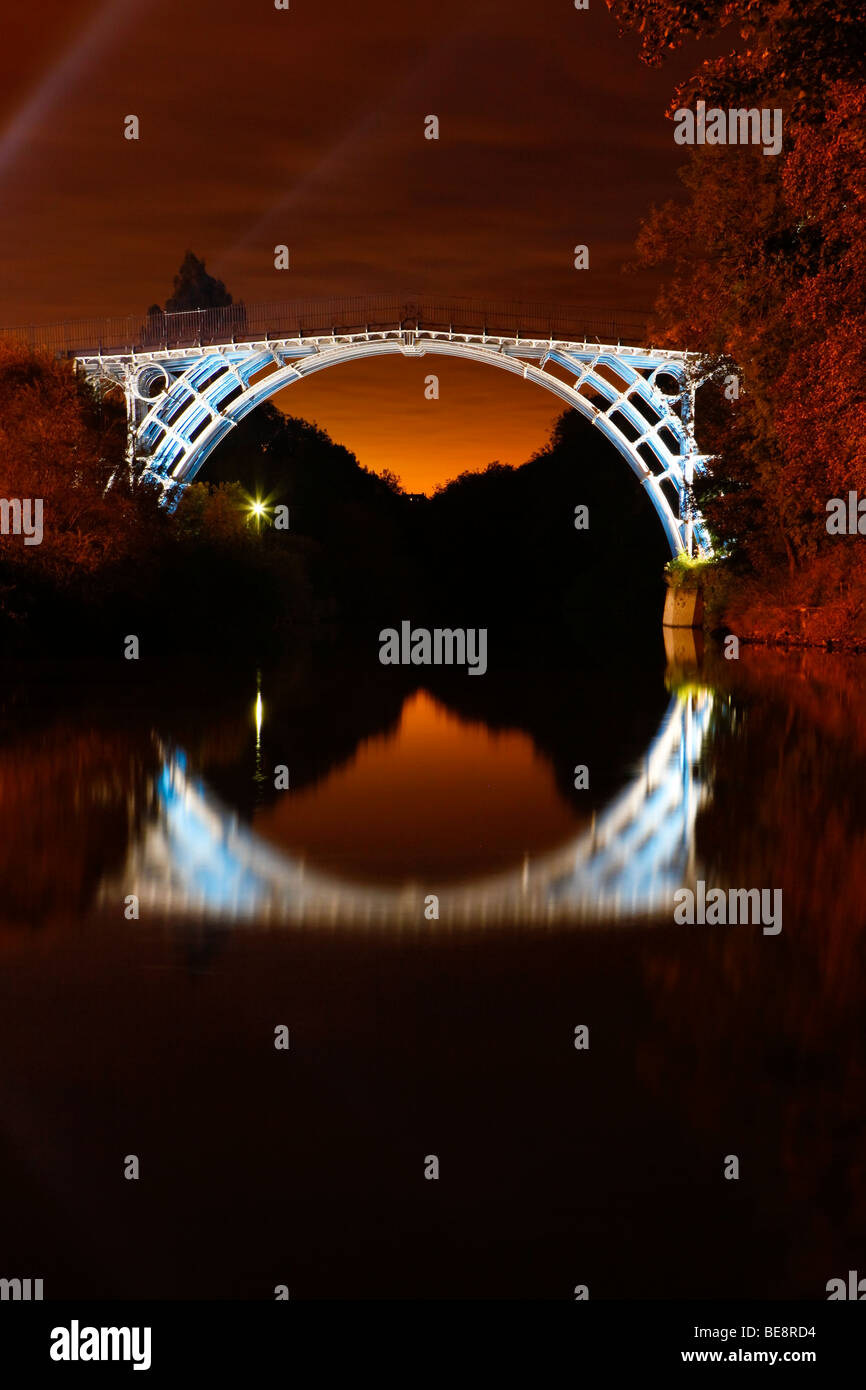 Die eiserne Brücke beleuchtete in Ironbridge, Telford, Shropshire. Stockfoto