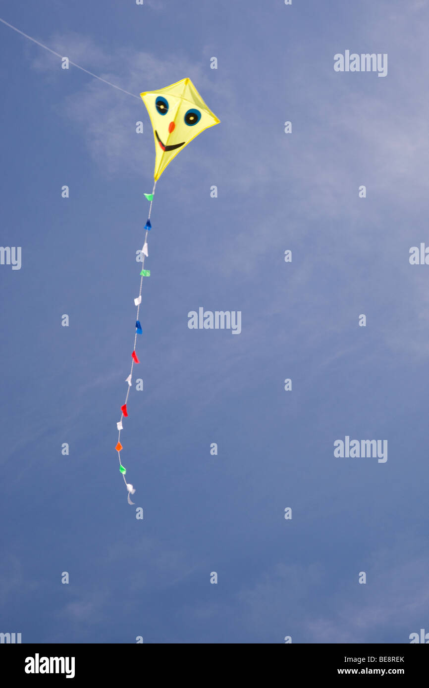Ein Kind Kite fliegt hoch in den Himmel. Stockfoto