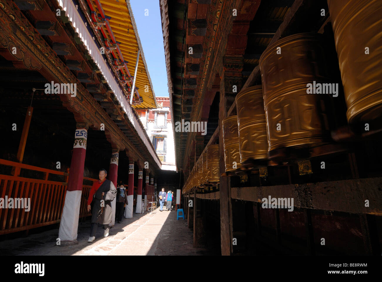 Tibetische Gebetsmühlen, Gebet Zylinder und buddhistische Pilger, älterer Mann im Laufe des Jahres die Umrundung des Jokhang T Stockfoto