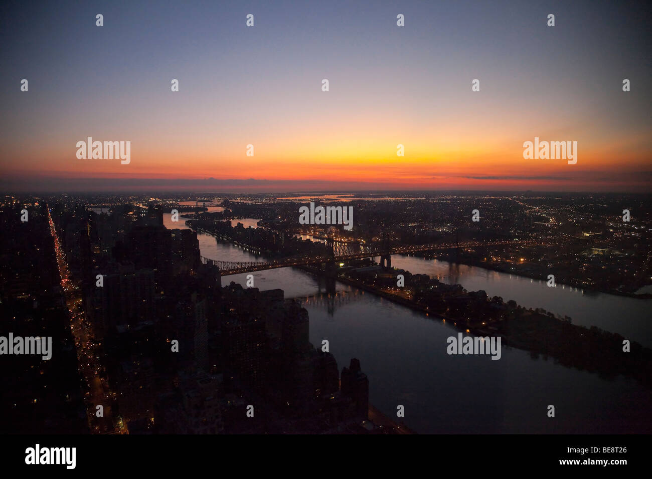 Mid Town Manhattan mit East River Stockfoto