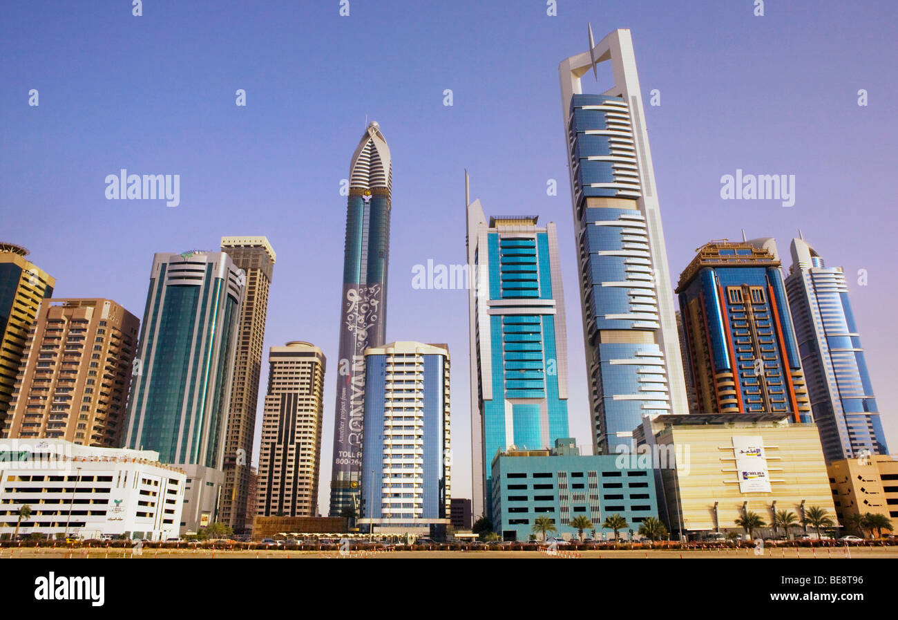 Wolkenkratzer an der Sheikh Zayed Road Vereinigte Arabische Emirate, Dubai, Sheikh Zayed Road. Stockfoto