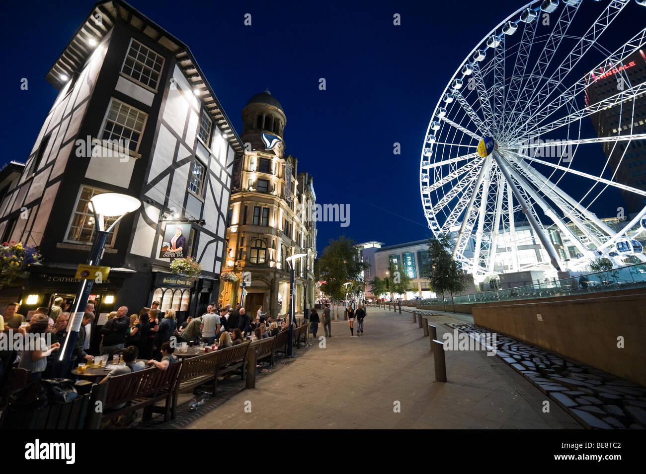 Kneipe in der Nacht mit dem Manchester-Rad hinter Exchange Square, Manchester, England Stockfoto