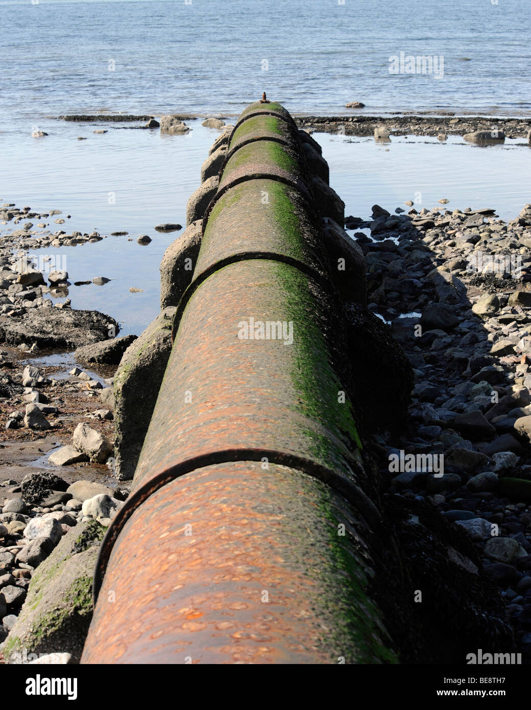 Abwasser aus Herbst-Leitung ins Meer Stockfoto