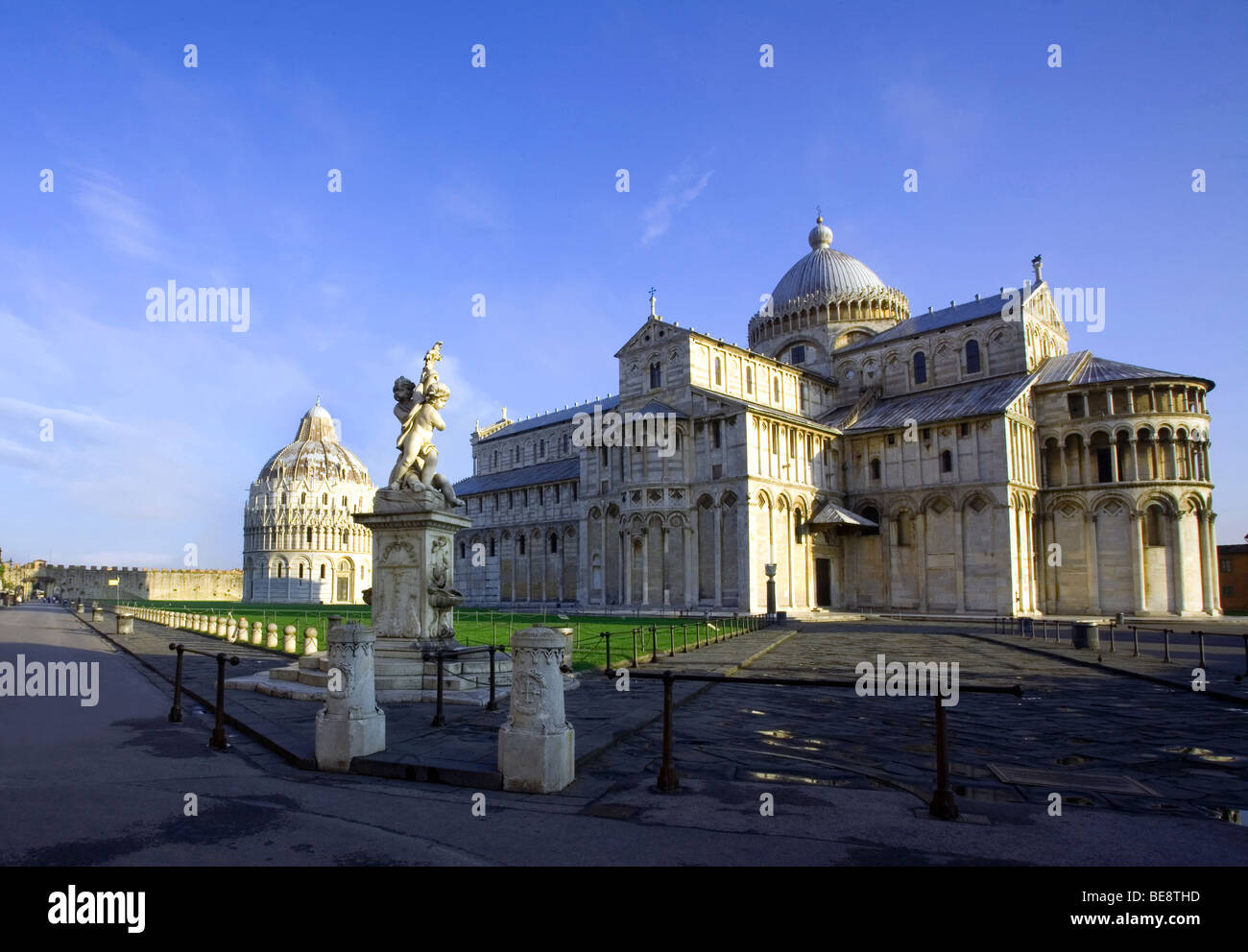 Blick auf die Piazza dei Miracoli mit dem Dom und Bapistry in Pisa, Toskana, Italien Stockfoto