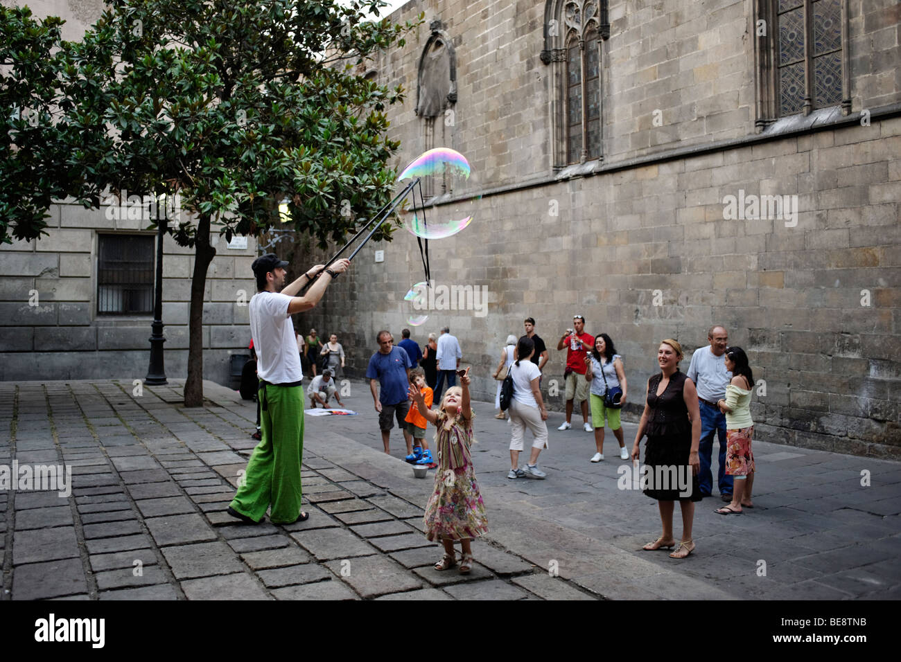 Streetart-Künstler große Seifenblasen. Barri Gotic. Barcelona. Spanien Stockfoto