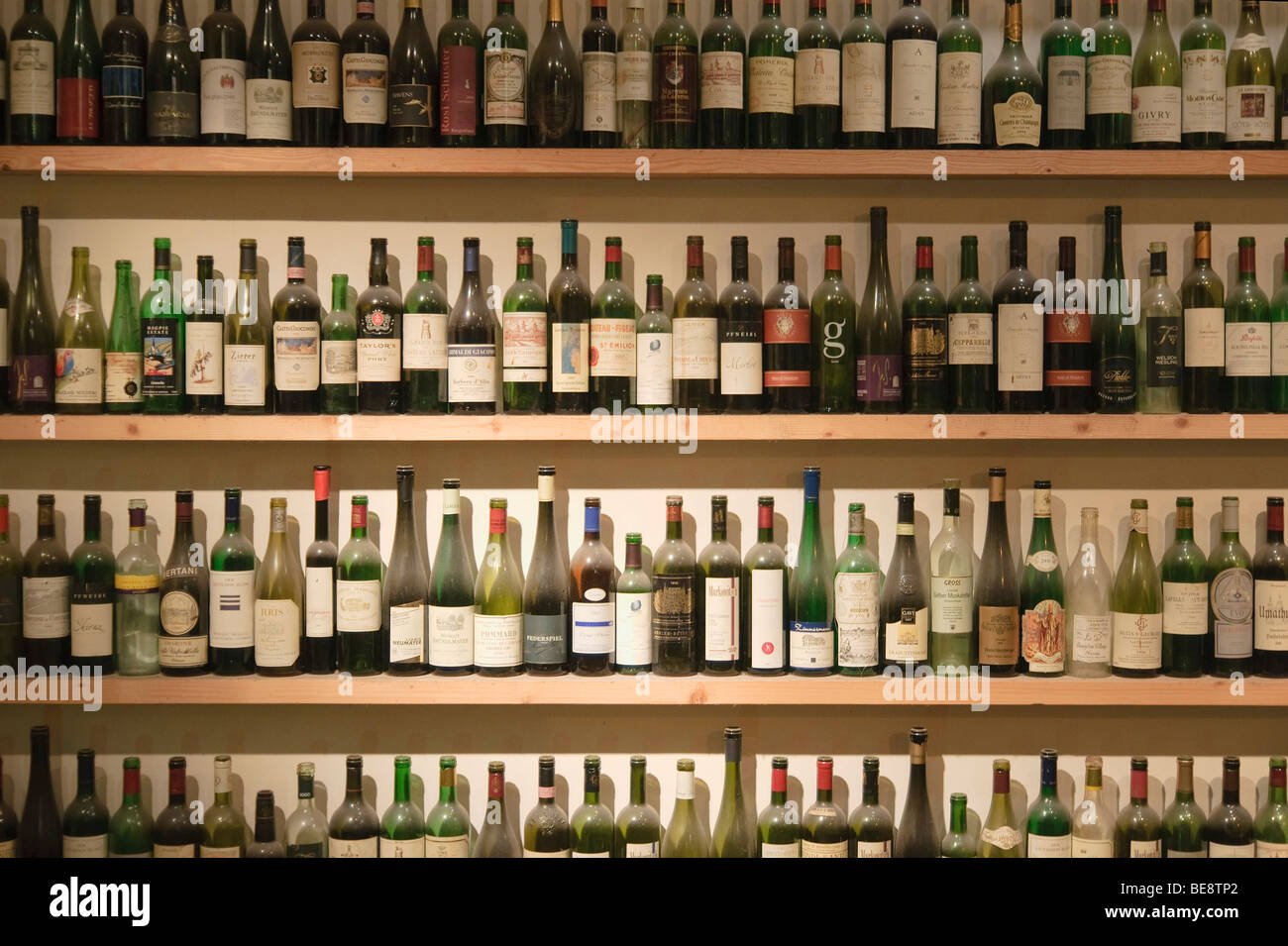 Viele leere Weinflaschen in den Regalen im Fenster ein Weinrestaurant, Wien, Österreich, Europa Stockfotografie