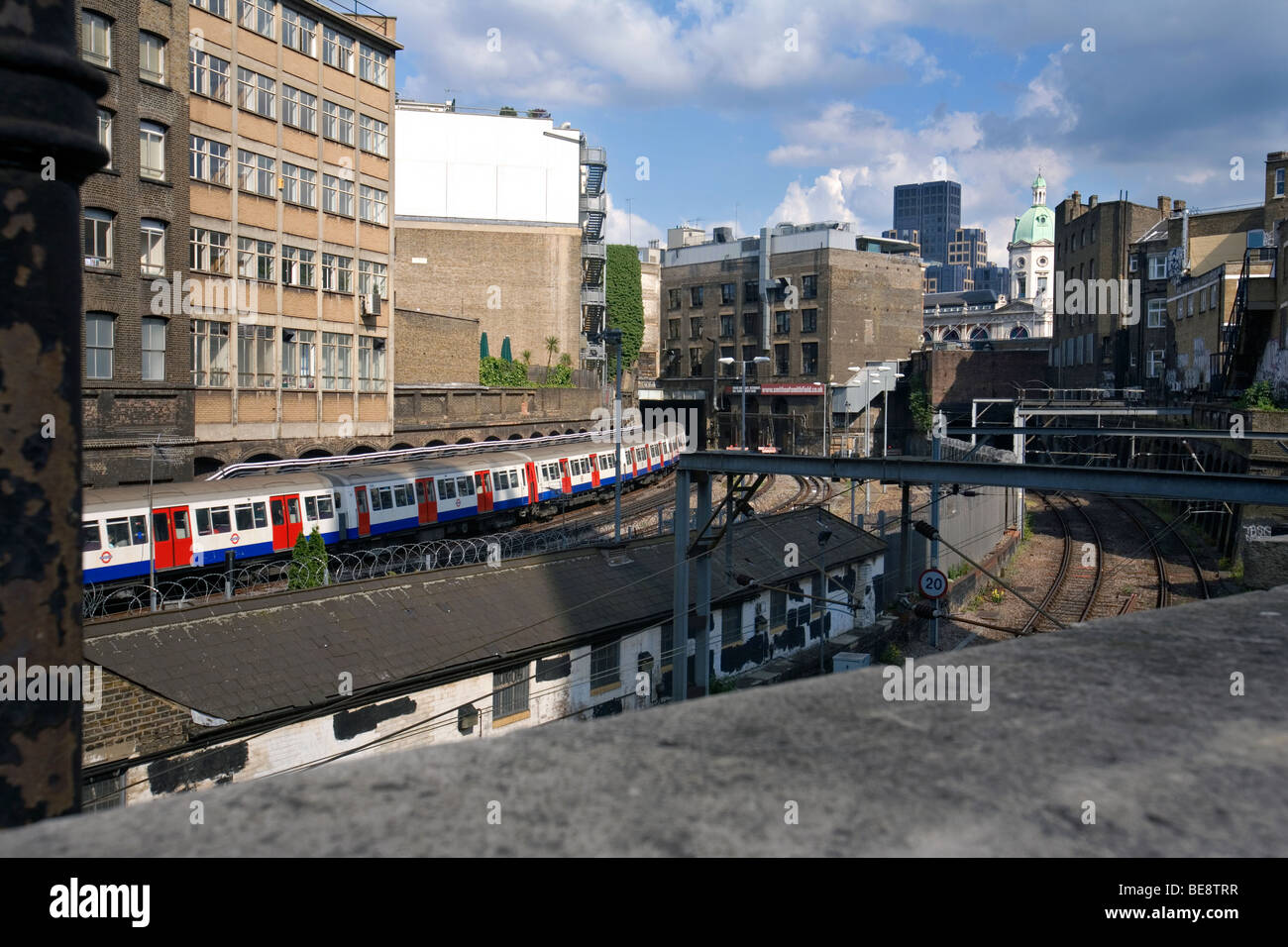 einen Zug in Richtung durch Farringdon in london Stockfoto