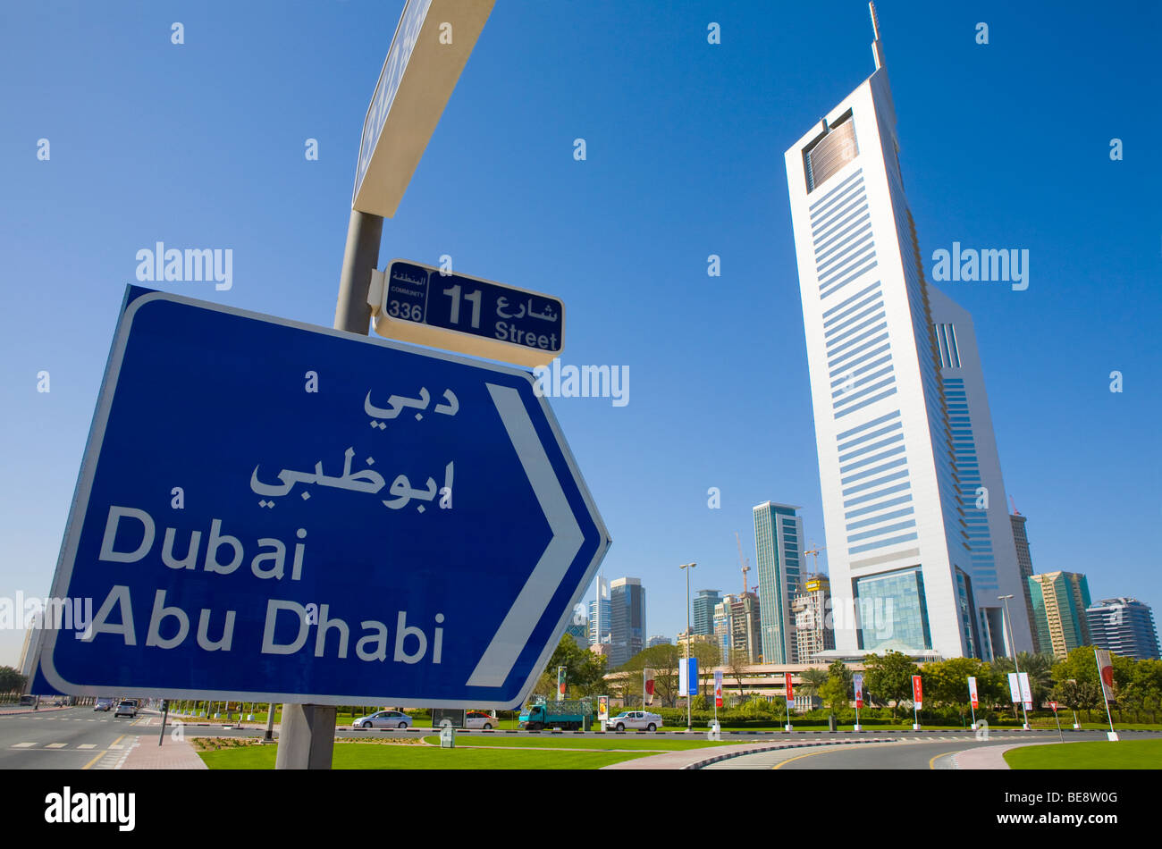 Emirates Towers und Dubai Straßenschild. Stadtbild, Tag. Vereinigte Arabische Emirate, Dubai, Sheikh Zayed Road. Stockfoto