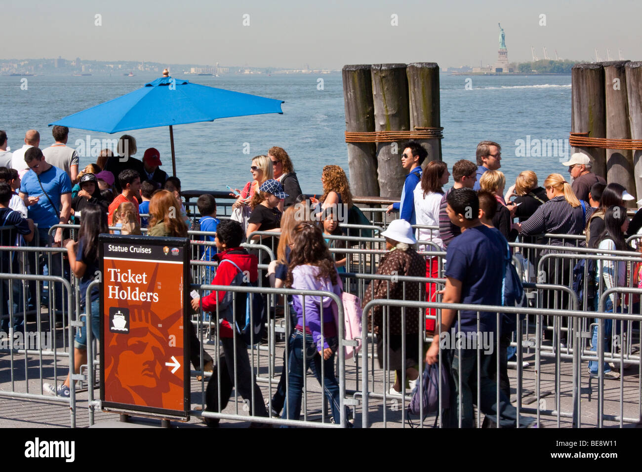 Statue Cruises Linie für die Fähre zur Freiheitsstatue in New York City Stockfoto