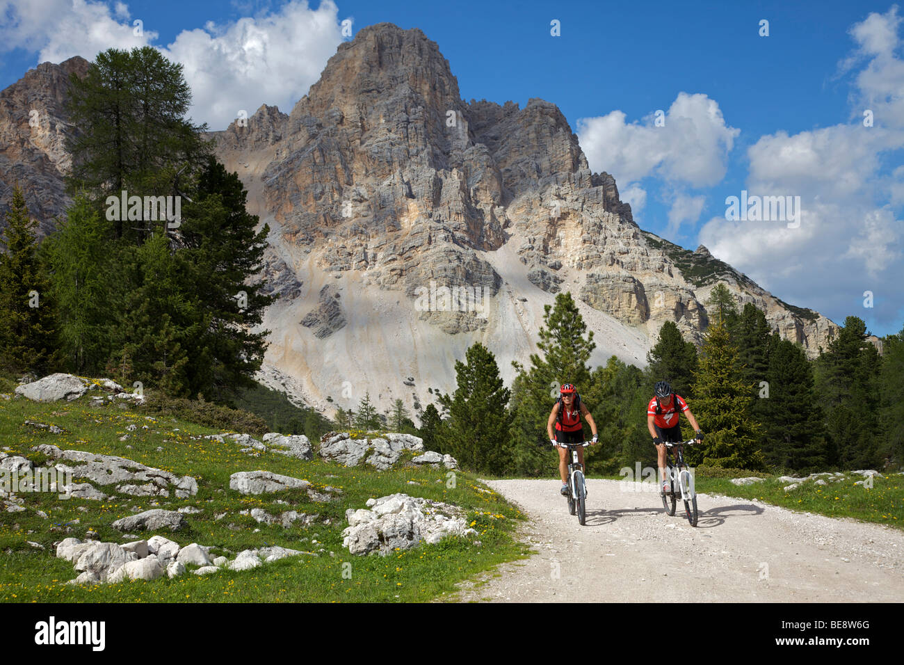 Mountain-Bike-Fahrer fahren auf dem Weg zur Fanes Hütte, Trentino Alto Adige, Italien, Europa Stockfoto