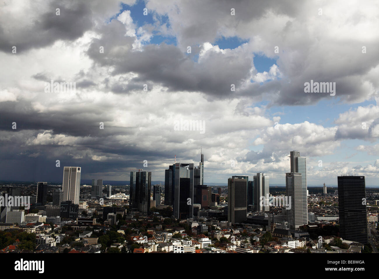 Hochhaus mit Wolken am Himmel, Bankenviertel, Frankfurt am Main, Hessen, Deutschland, Europa Stockfoto