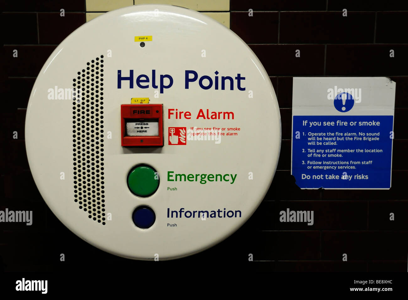 Help-Point-Hilfe-Station auf einer u-Bahn-Plattform, Hyde Park Corner Station, London, England, Vereinigtes Königreich, Europa Stockfoto