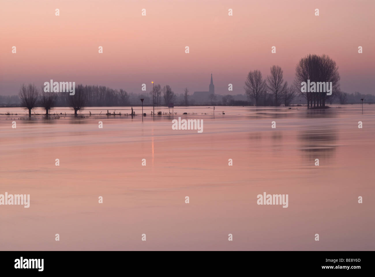 IJssel bei Doesburg Bij Hoogwater, Ijssel Fluss mit Doesburg bei Hochwasser Stockfoto