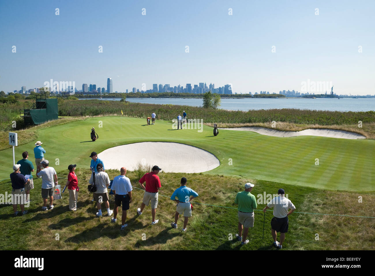 Liberty National Golf Course, Jersey City, New Jersey am 14. Fairway mit Manhattan Skyline und Freiheitsstatue. Stockfoto