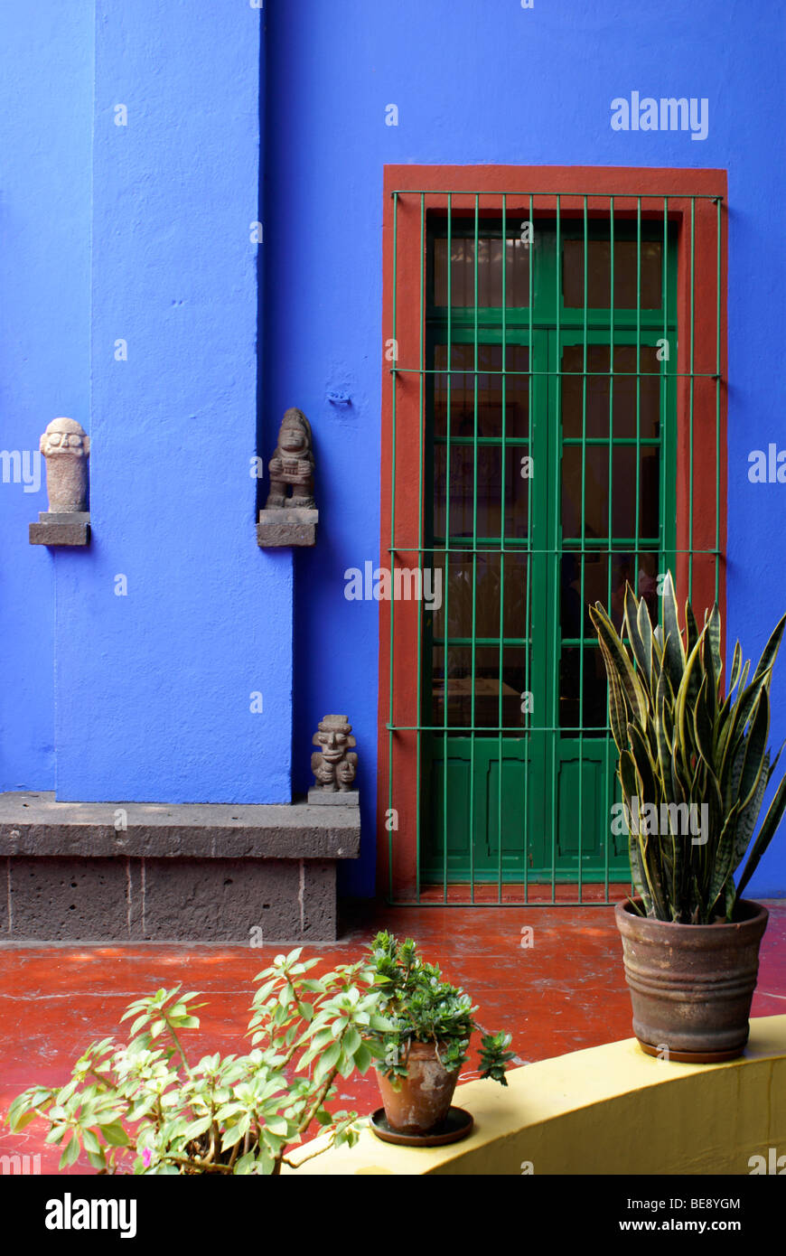Hof am Museo Frida Kahlo, auch bekannt als die Casa Azul, oder blaues Haus, Coyoacán, Mexiko-Stadt Stockfoto