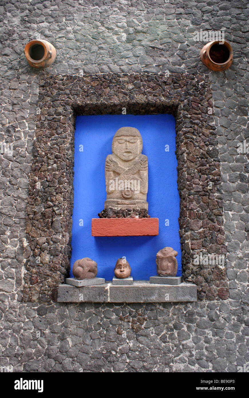 Pre Columbian Skulpturen am Museo Frida Kahlo, auch bekannt als die Casa Azul, oder blaues Haus, Coyoacán, Mexiko-Stadt Stockfoto