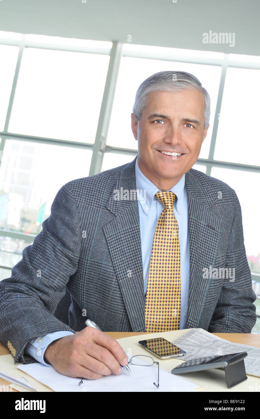 Lächelnde Geschäftsmann am Schalter in moderne Bürogebäude Stockfoto