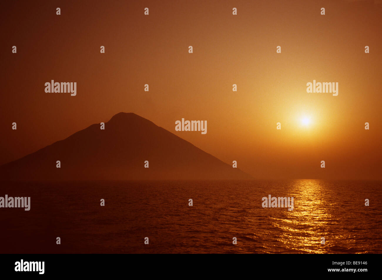 Insel bei Sonnenaufgang, Stromboli, Äolischen Inseln, Italien, Europa Stockfoto