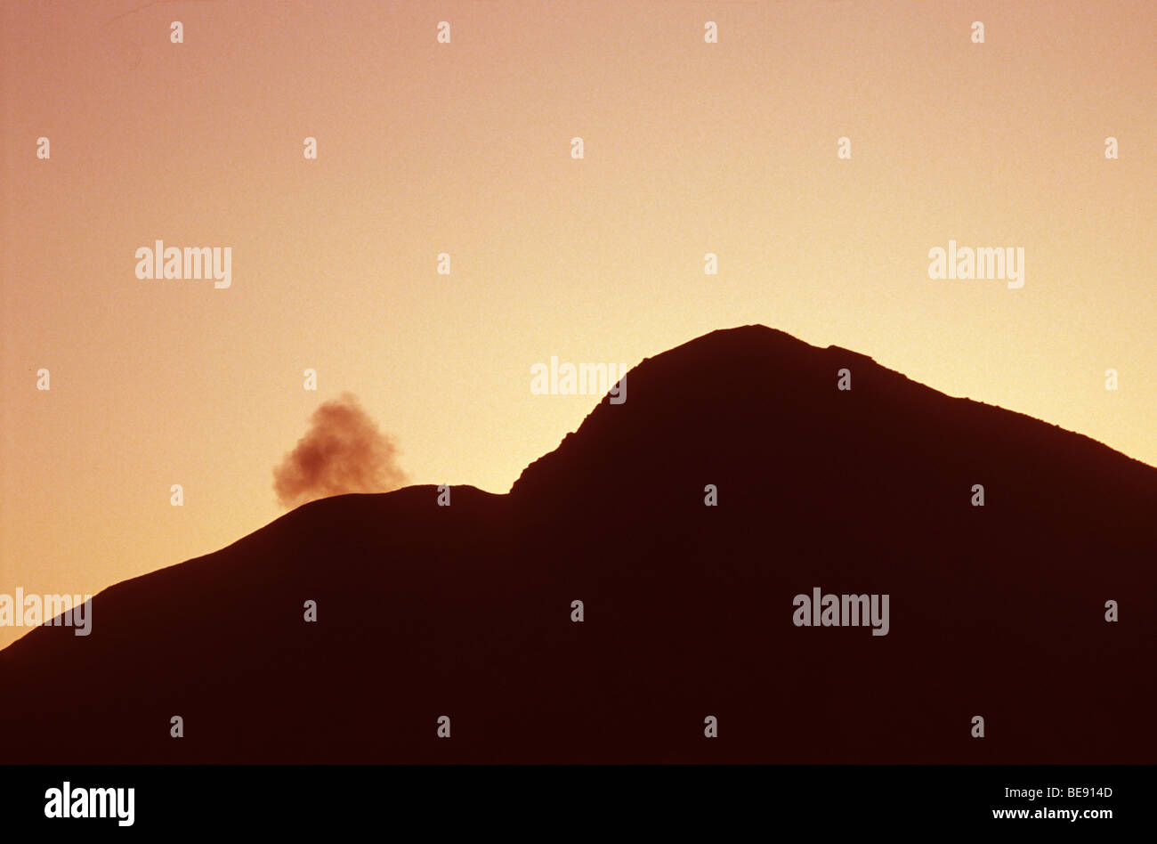 Insel bei Sonnenaufgang mit kleinen Vulkanausbruch, Stromboli, Äolischen Inseln, Italien, Europa Stockfoto
