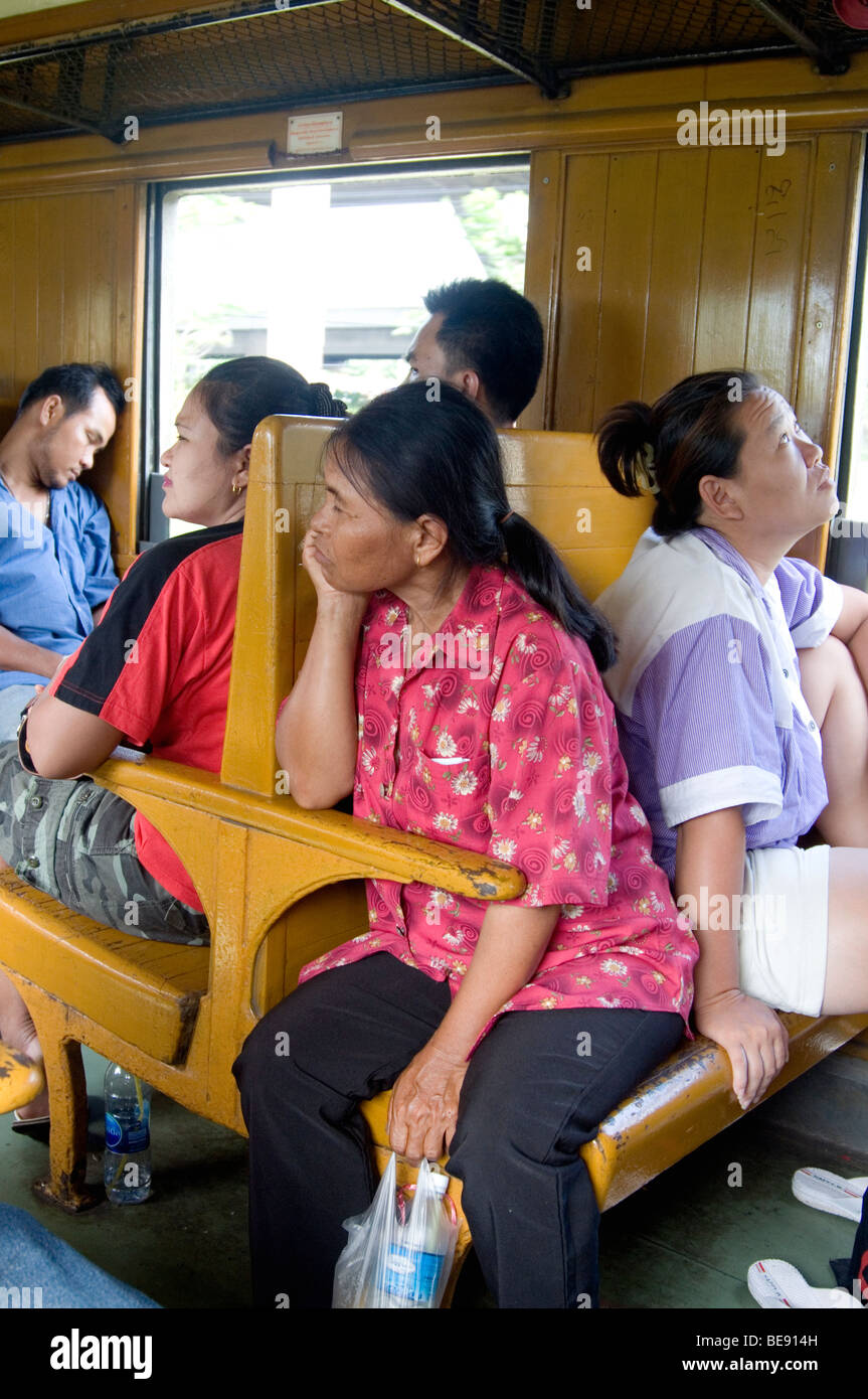 Erschöpfte Passagiere der dritten Klasse nähern sich dem Ende ihrer Reise in Bangkoks Hua Lampong Station, Thailand Stockfoto