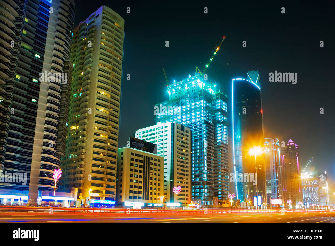 Wolkenkratzer im Bau an der Sheikh Zayed Road. Vereinigte Arabische Emirate, Dubai, Sheikh Zayed Road. Stockfoto