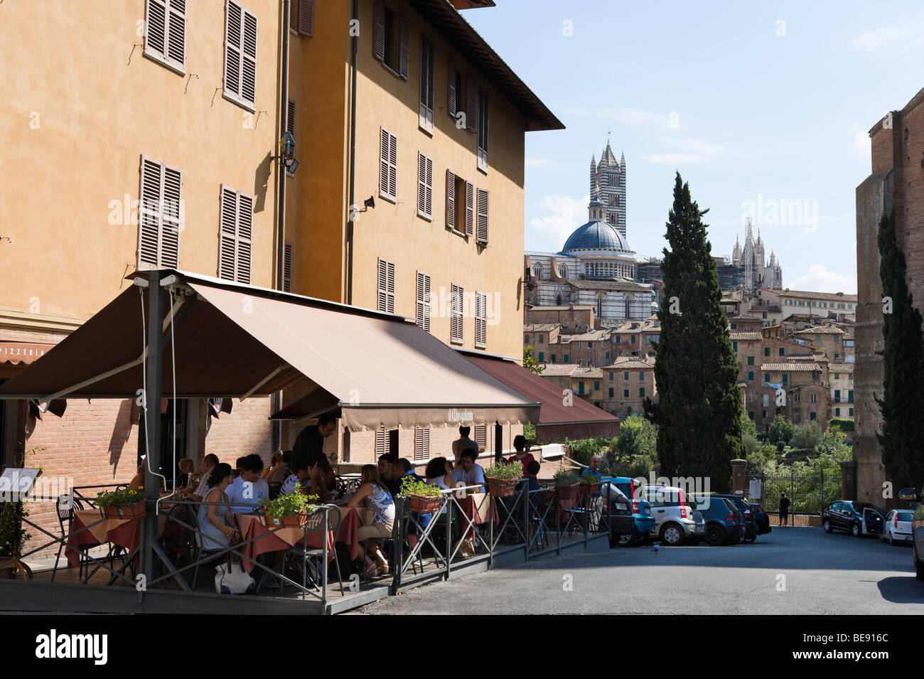 Restaurant am Rande der Altstadt mit dem Dom in der Ferne, Siena, Toskana, Italien Stockfoto