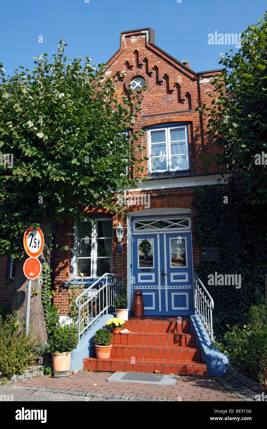 Dekorative Eingang eines historischen Hauses auf dem Marktplatz in Schönberg, Probstei, Plön Bezirk, Schleswig-Holstein, Deutsch Stockfoto