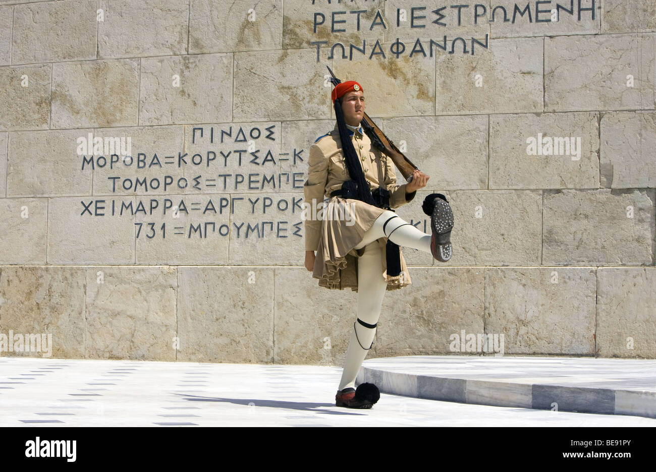 Evzone Wachablösung am Grab des unbekannten Soldaten. Griechenland, Athen. Stockfoto