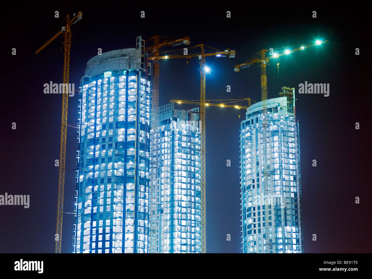 Wolkenkratzer im Bau. Vereinigte Arabische Emirate, Dubai, Sheikh Zayed Road. Stockfoto