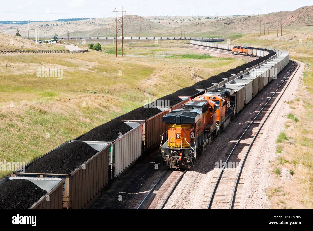 Wagen beladen mit Kohle transportiert werden, mit dem Zug vom nahe gelegenen Minen zu Kraftwerken in Wyoming Stockfoto