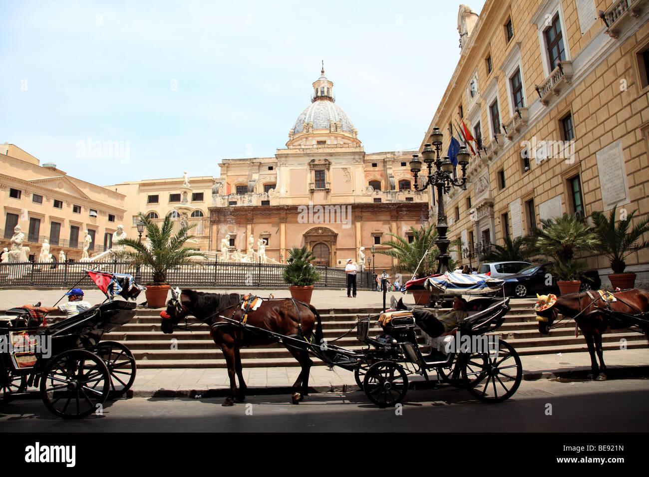 Pferdekutsche Kutschen warten auf Touristen von der Piazza Pretoria in Palermo Sizilien Stockfoto