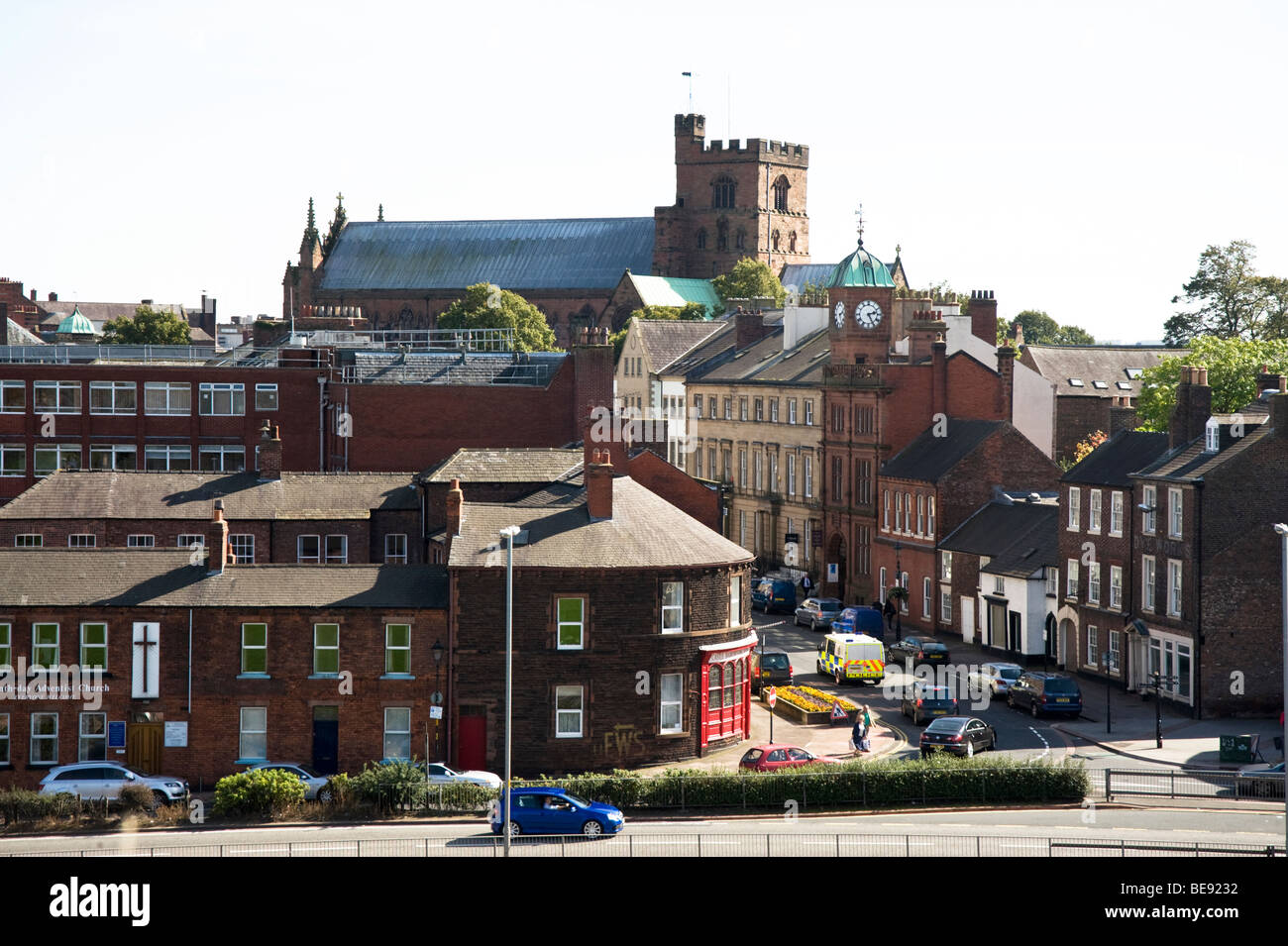 Nördlichste Stadt Englands, Carlisle, blickte Castle Street mit dem Dom auf Skyline. Stockfoto