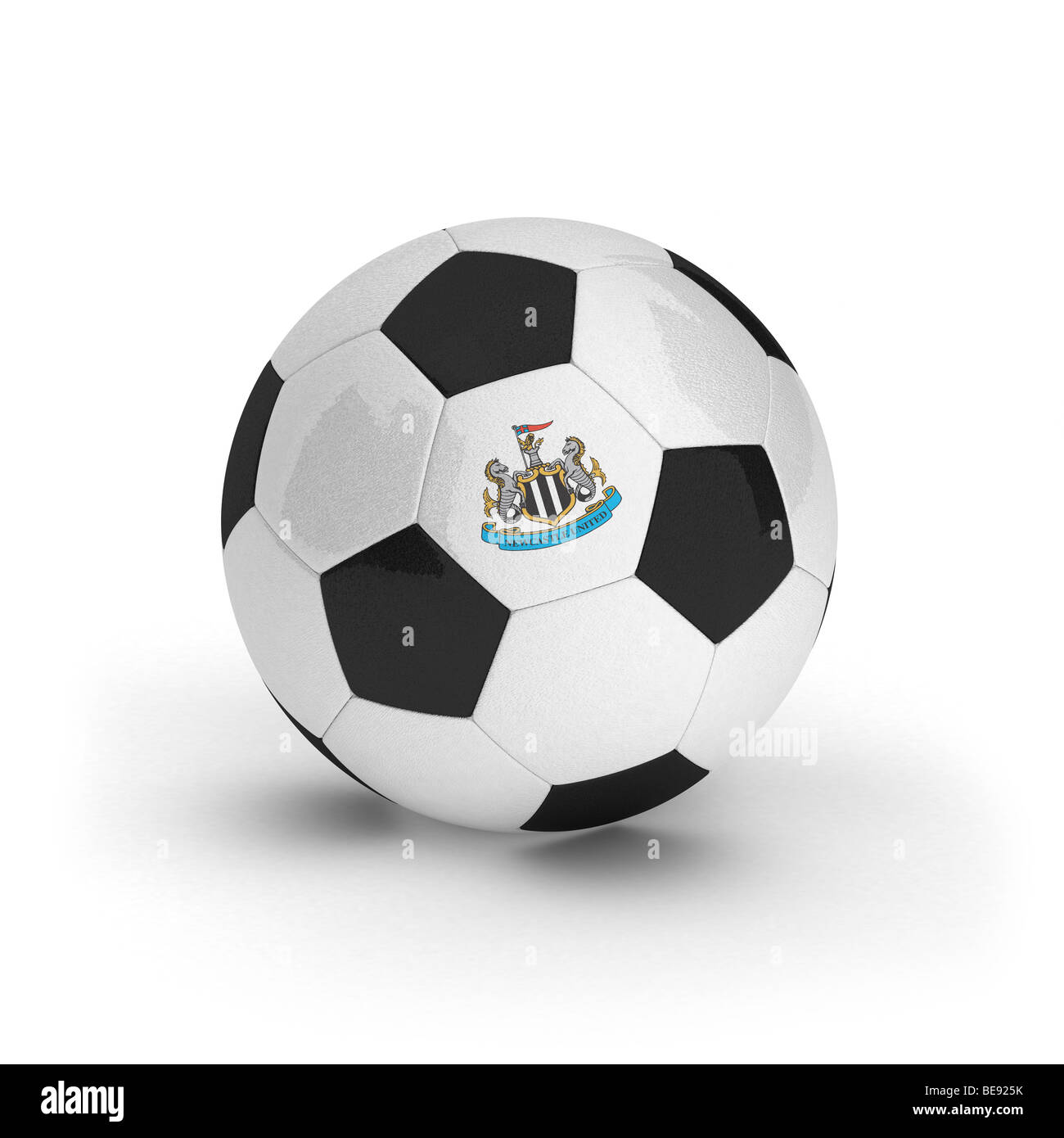 Newcastle United Football Club-Emblem auf einem Fußball Stockfoto