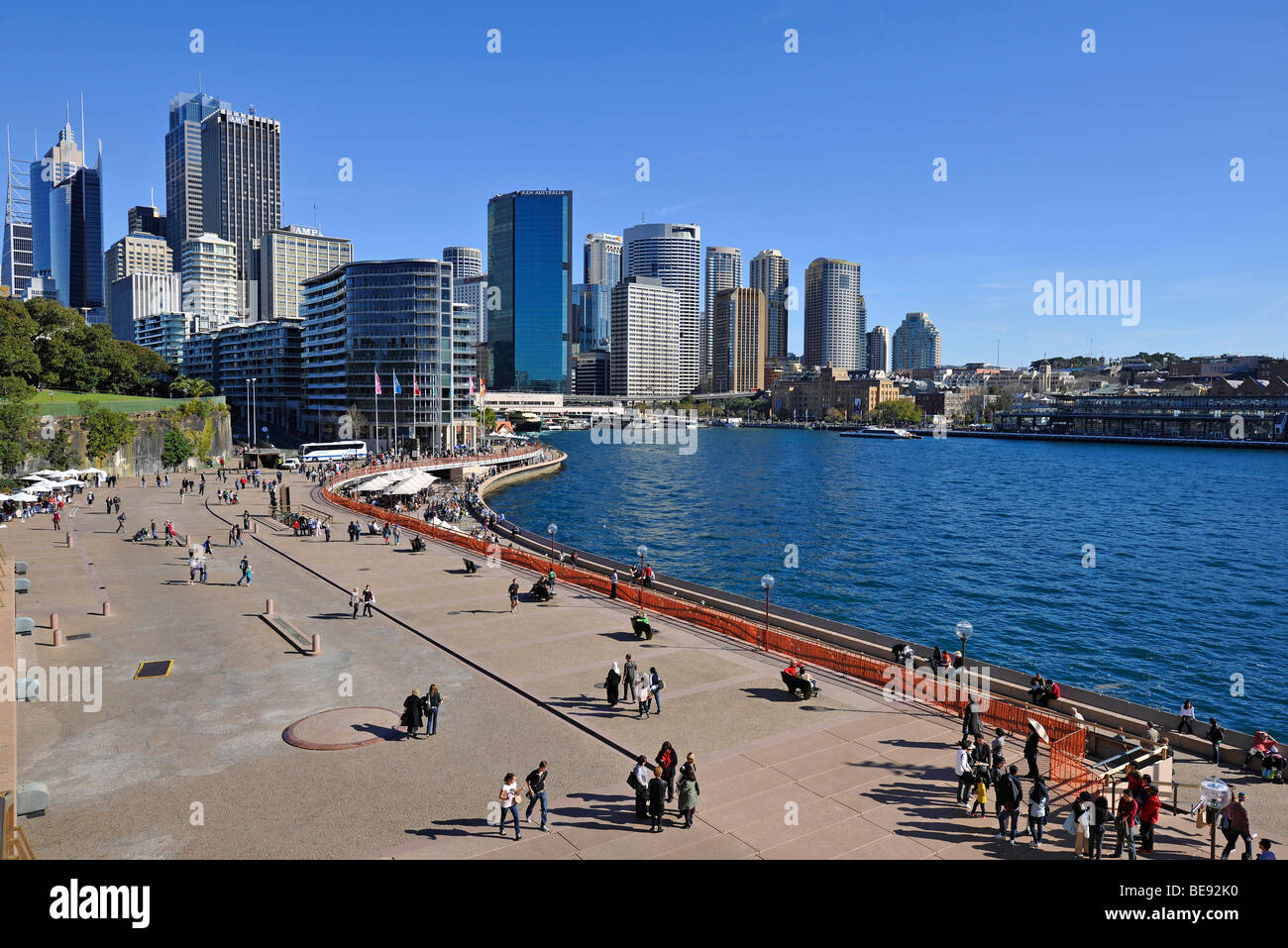 Touristen, Blick auf die Skyline von Sydney, New South Wales, Sydney, Central Business District, Aust, Circular Quay, Sydney Cove und port Stockfoto