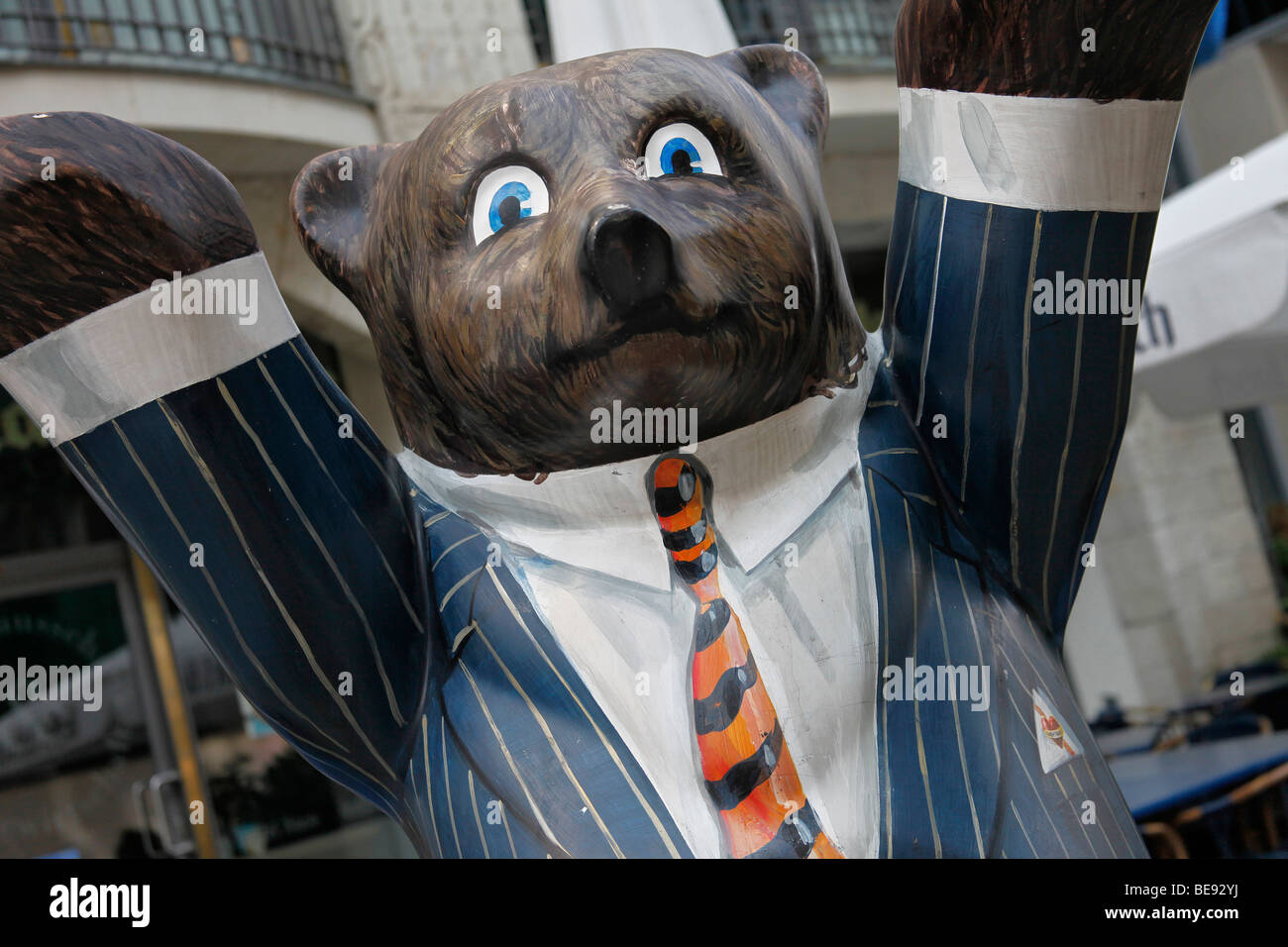 Eine Berliner Bär-Skulptur in einem Business-Anzug Stockfoto