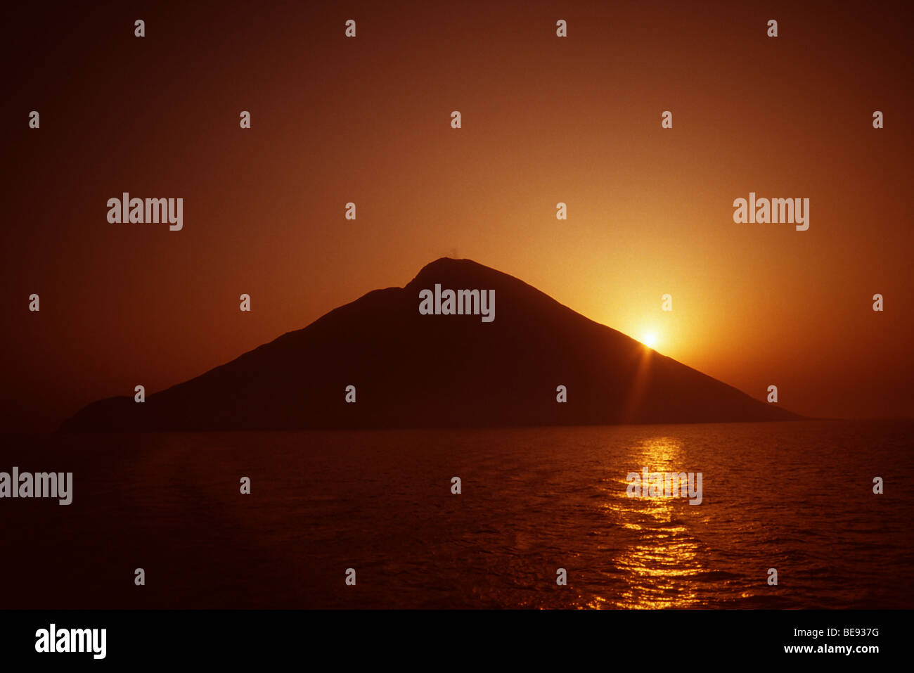 Insel bei Sonnenaufgang, Stromboli, Äolischen Inseln, Italien, Europa Stockfoto